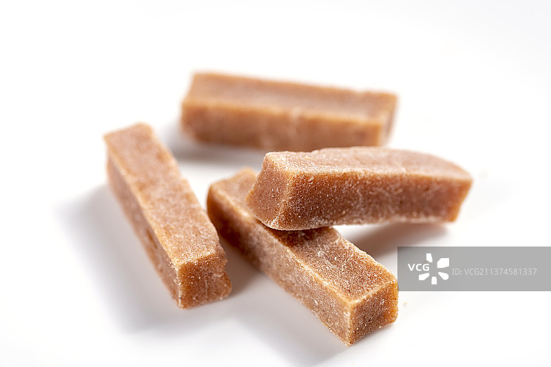 一盘山楂条与茶水特写图片素材