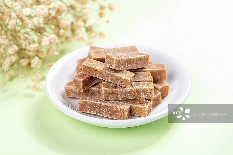 一盘山楂条与茶水特写图片素材