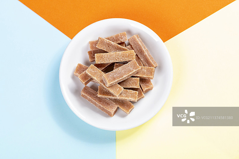 一盘山楂条与茶水特写图片素材