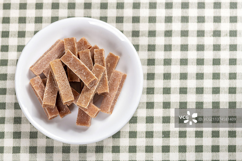 一盘山楂条与茶水特写图片素材