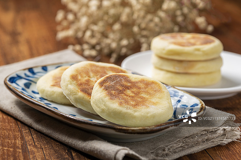 一盘面食发面饼摆放在木桌面上特写图片素材