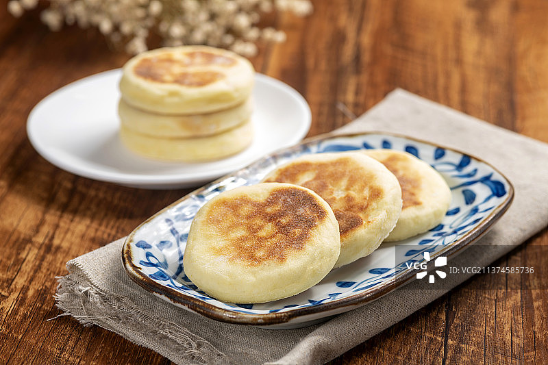 一盘面食发面饼摆放在木桌面上特写图片素材