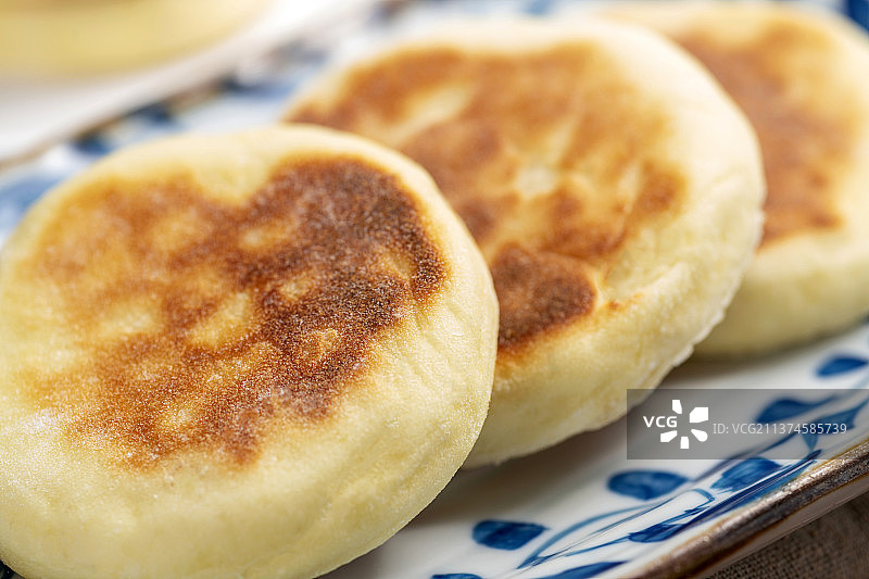 一盘面食发面饼摆放在木桌面上特写图片素材