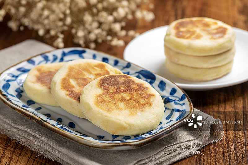 一盘面食发面饼摆放在木桌面上特写图片素材