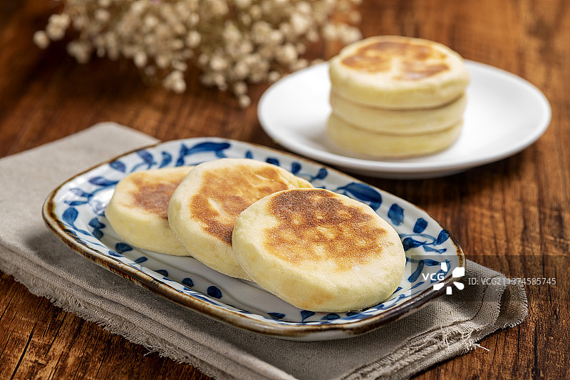 一盘面食发面饼摆放在木桌面上特写图片素材