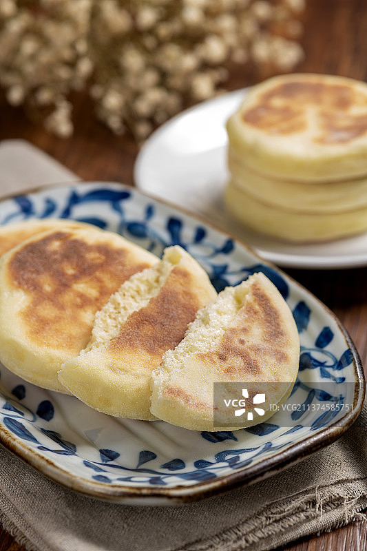 一盘面食发面饼摆放在木桌面上特写图片素材
