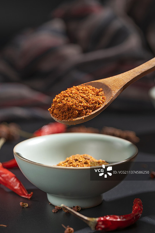 辣椒面调料干碟特写木桌面背景图片素材