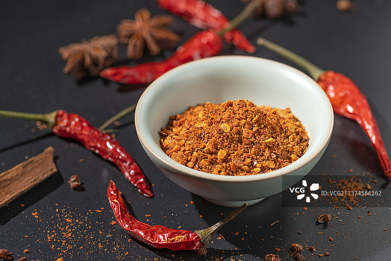 辣椒面调料干碟特写木桌面背景图片素材