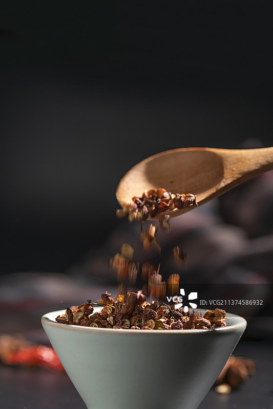 传统香料调料花椒特写深色调图片素材
