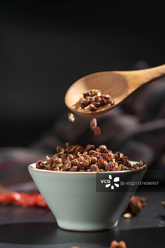 传统香料调料花椒特写深色调图片素材