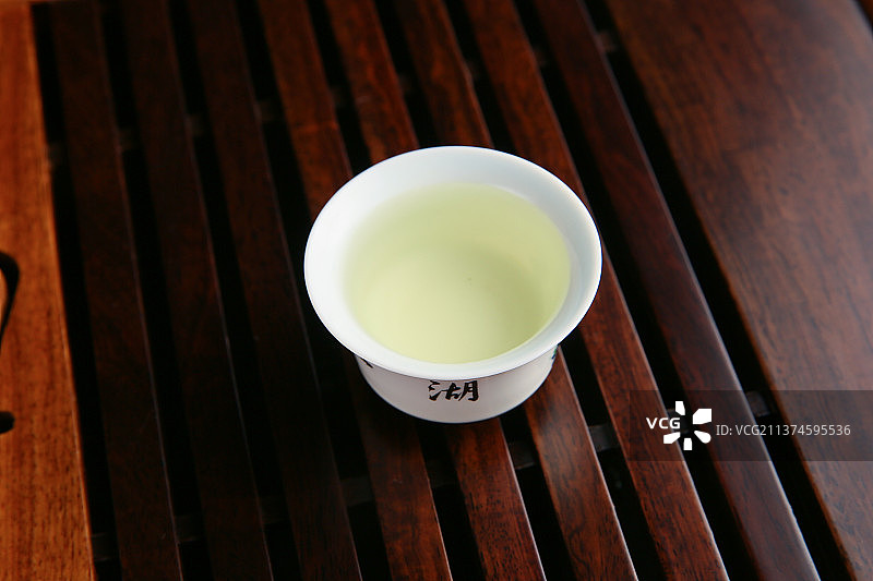 冲泡放在茶台上的安吉白茶绿茶茶水茶叶图片素材