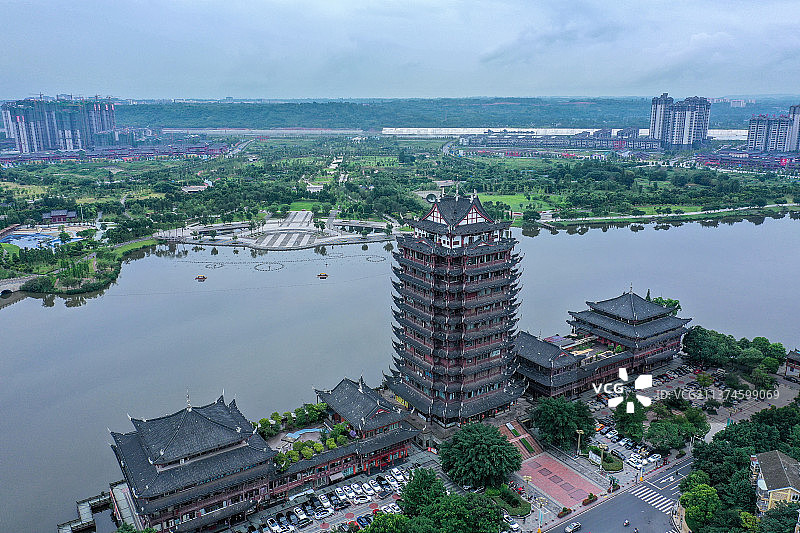 东坡湖畔的远景楼+四川省眉山市东坡区东坡城市湿地公园图片素材