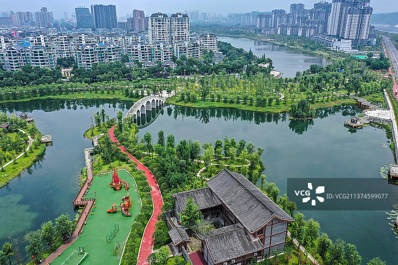 李琼+俯瞰苏母公园和东坡湖+四川省眉山市东坡区苏母公园图片素材