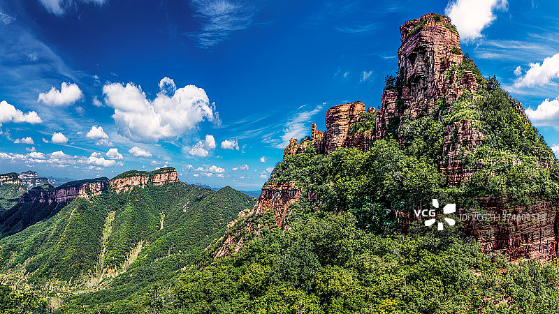 天蓝白云山峰图片素材