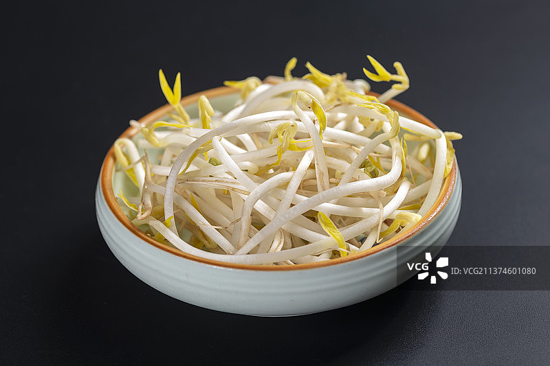 一盘豆芽菜与一盘绿豆特写图片素材