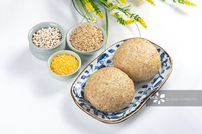 健康食品一盘麦麸馒头特写图片素材