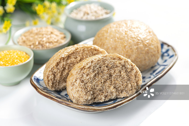 健康食品一盘麦麸馒头特写图片素材
