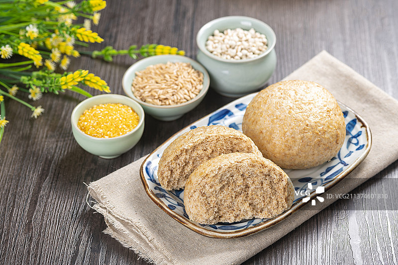 健康食品一盘麦麸馒头特写图片素材