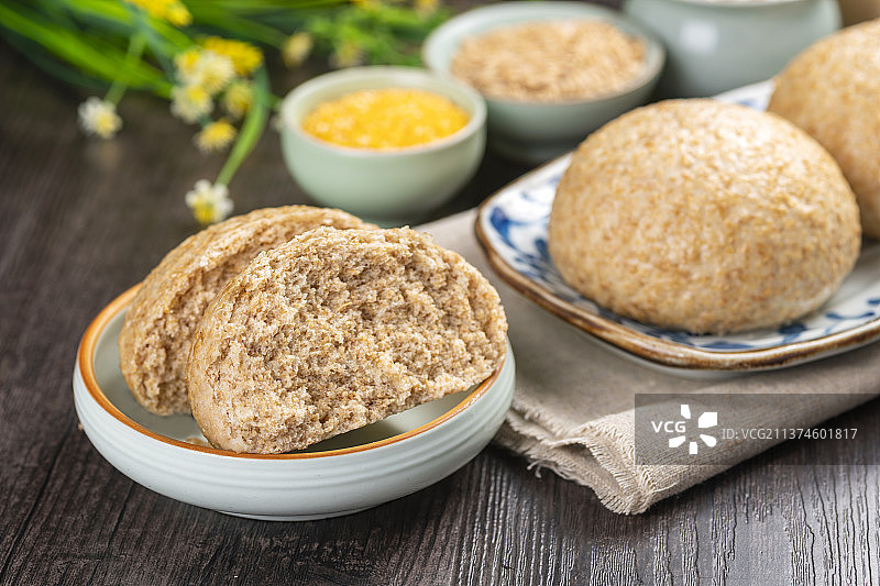 健康食品一盘麦麸馒头特写图片素材