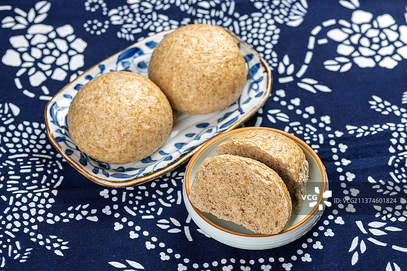 健康食品一盘麦麸馒头特写图片素材