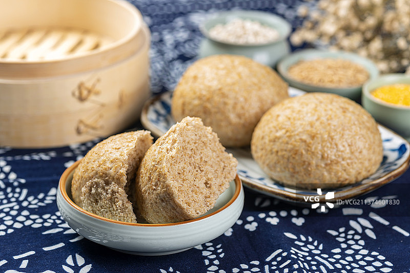 健康食品一盘麦麸馒头特写图片素材