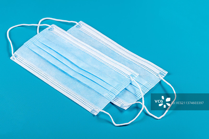 一次性医用外科口罩注射器体温表特写卫生防疫概念图片素材