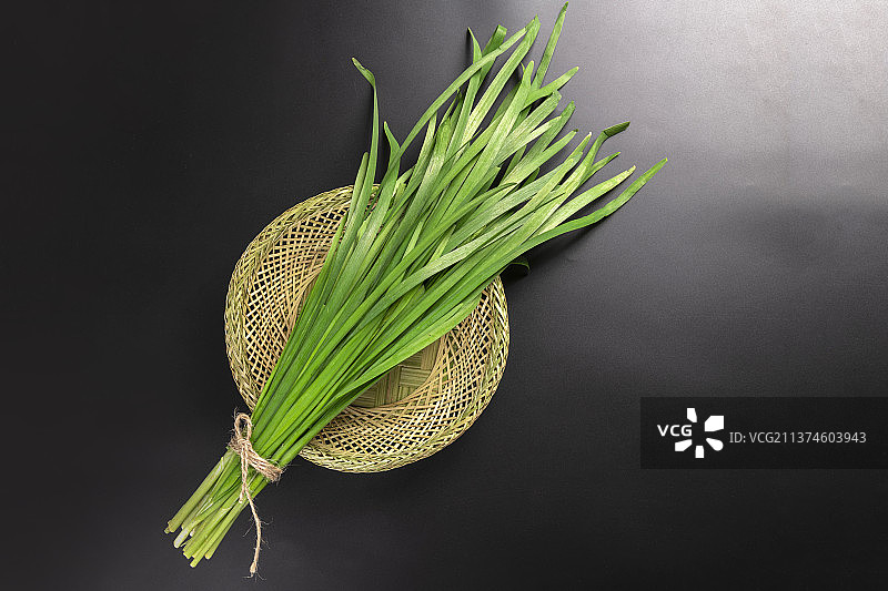 保健蔬菜一捆韭菜特写图片素材