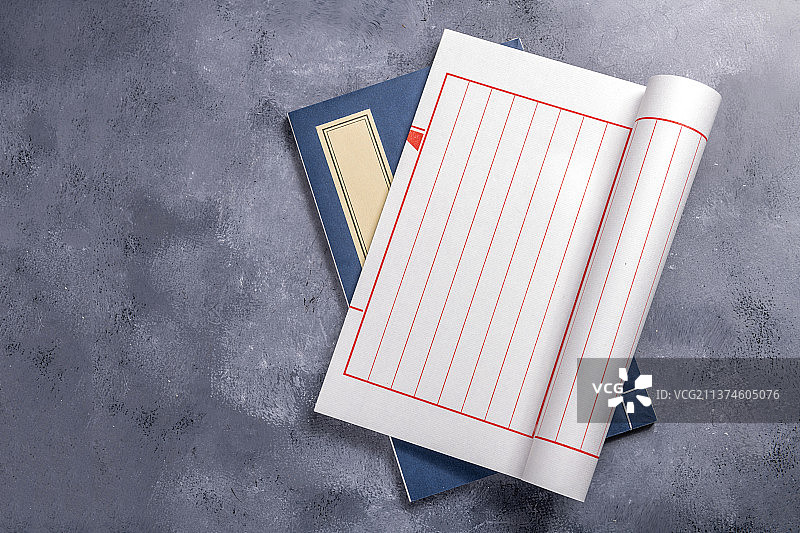 中国传统线装书古籍书特写灰色背景图片素材