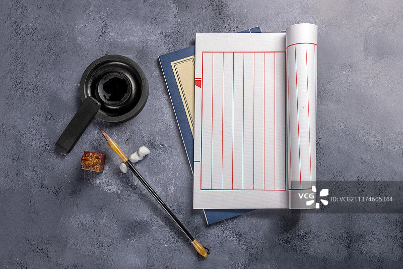 文房四宝毛笔宣纸砚台线装书印章香炉摆放在桌面上图片素材