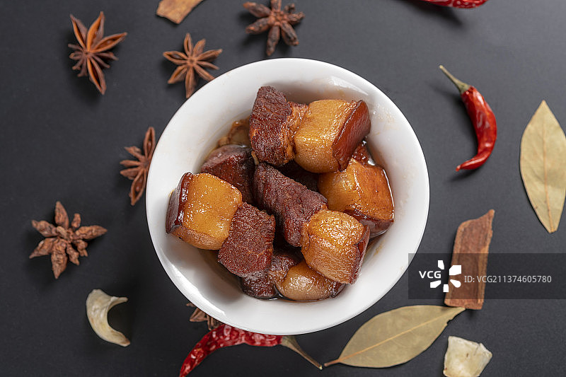 一碗红烧肉特写灰色背景图片素材