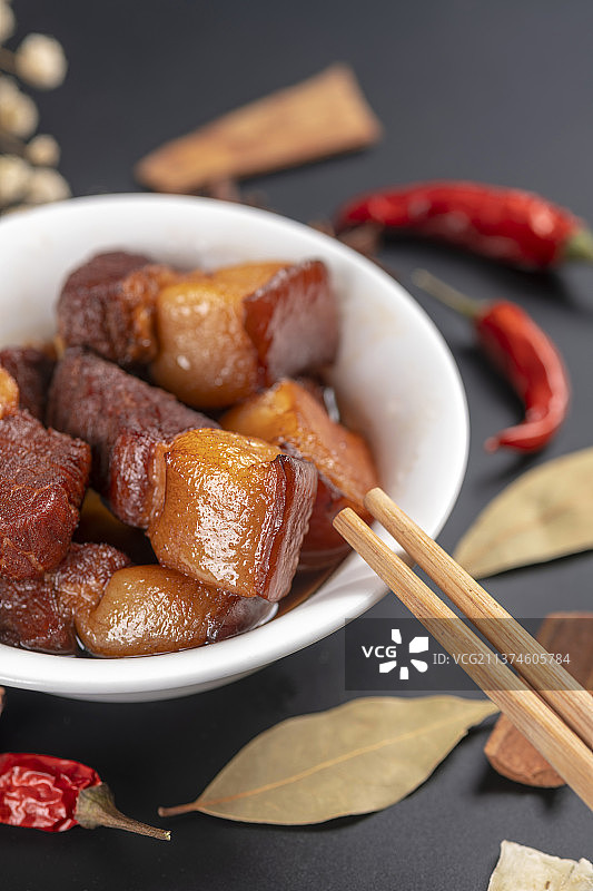 一碗红烧肉特写灰色背景图片素材