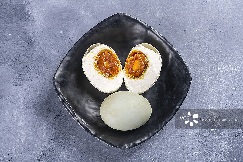 一盘切开的咸鸭蛋特写图片素材