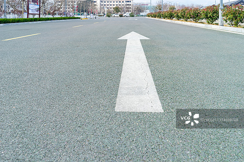 中国城市交通设施拍摄主题，平坦的道路，停车场和地面上的标志，户外无人图像摄影图片素材