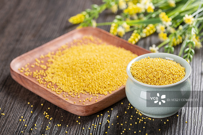 粗粮杂粮小米特写木桌面背景图片素材