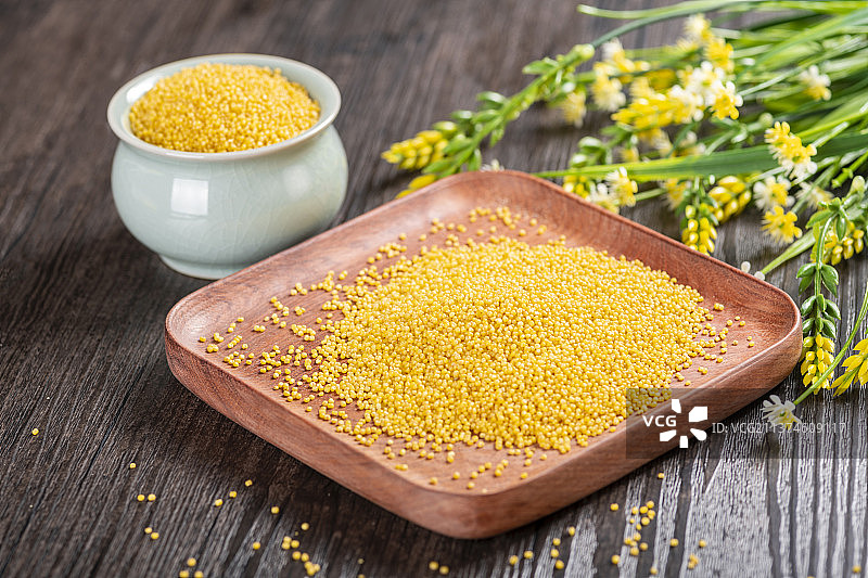 粗粮杂粮小米特写木桌面背景图片素材