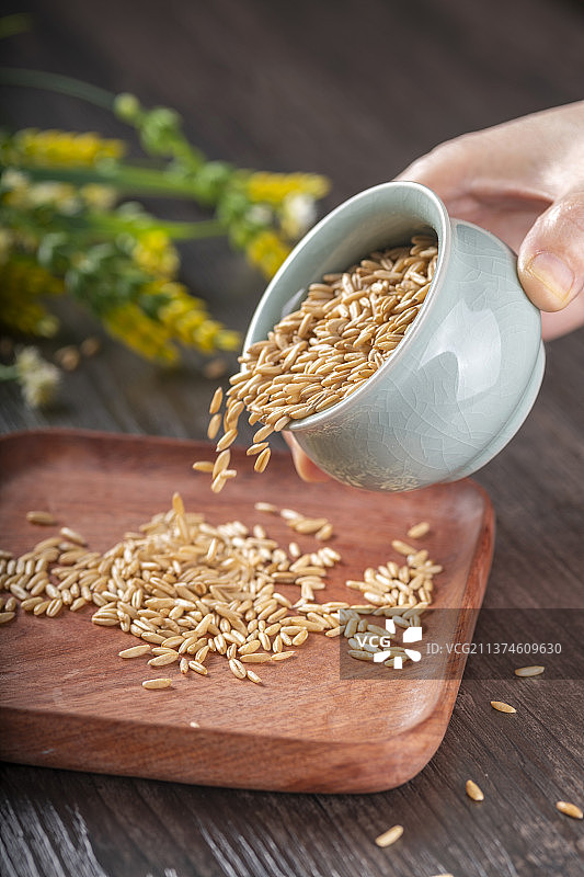 粗粮杂粮燕麦米特写木桌面背景图片素材