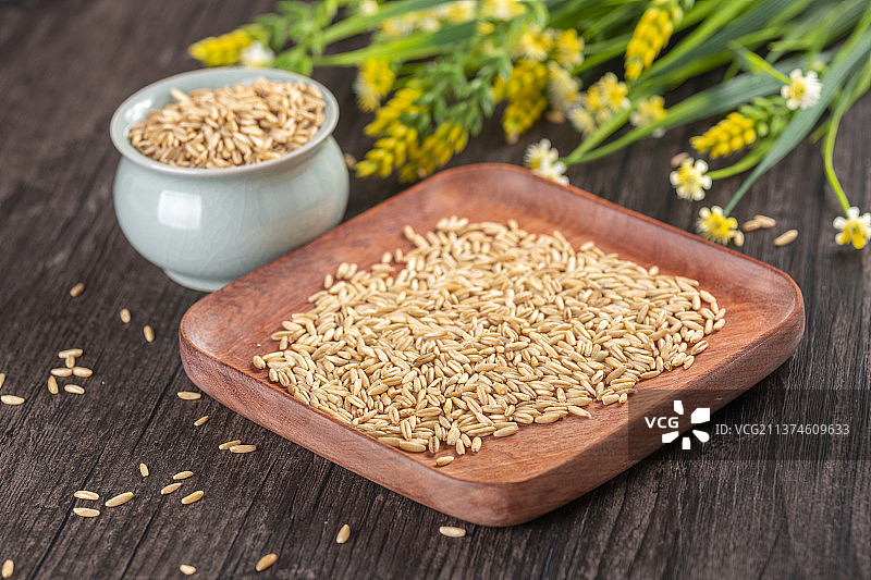 粗粮杂粮燕麦米特写木桌面背景图片素材