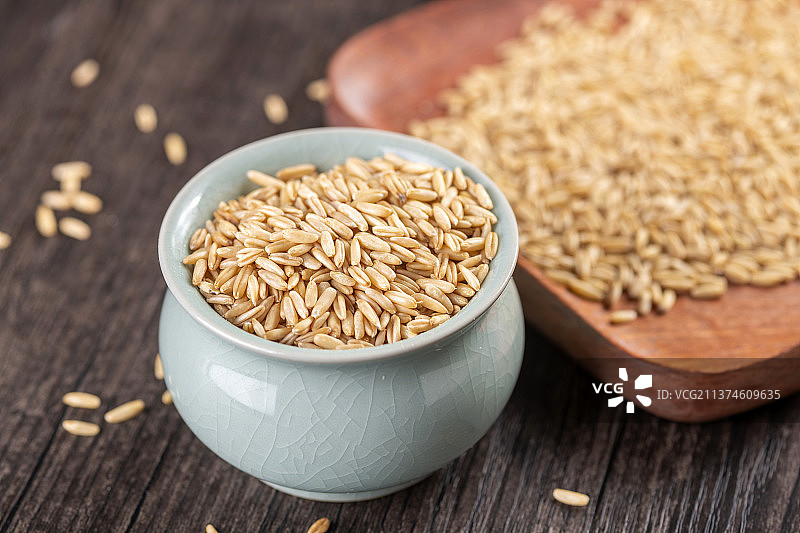 粗粮杂粮燕麦米特写木桌面背景图片素材