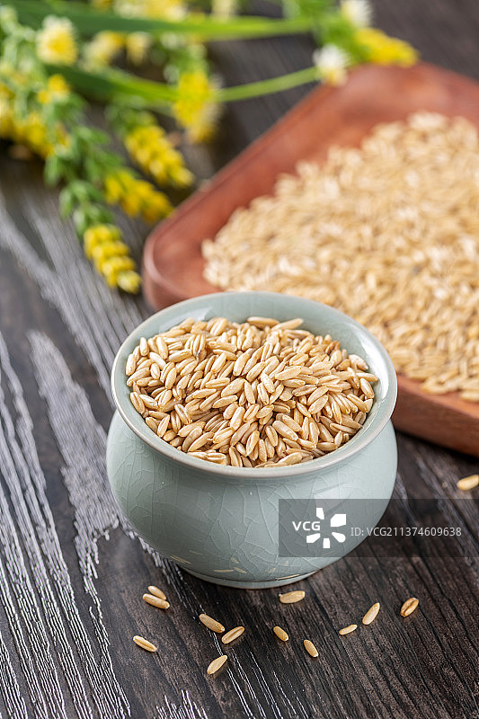 粗粮杂粮燕麦米特写木桌面背景图片素材