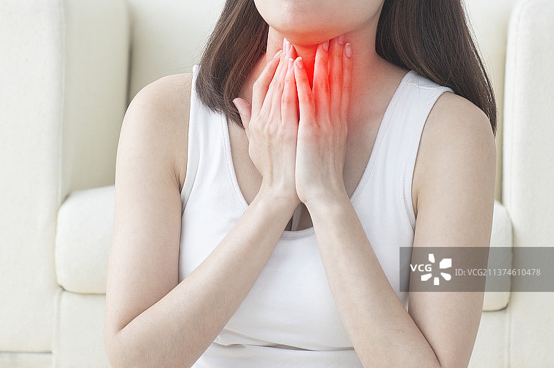 生病喉咙痛的女性图片素材