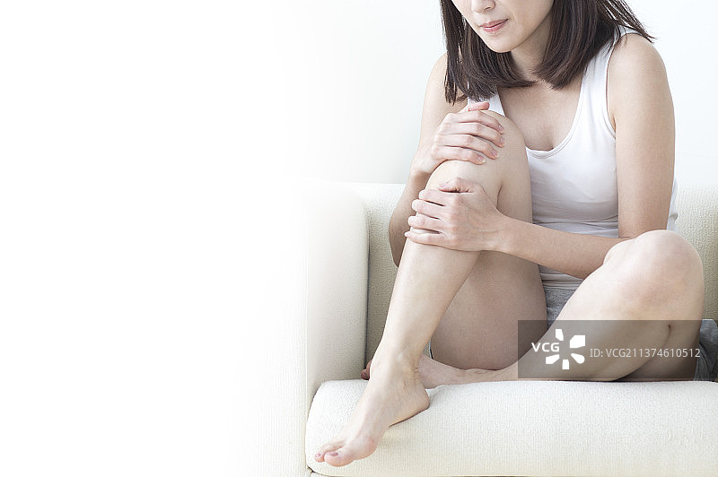 膝盖痛的女性图片素材