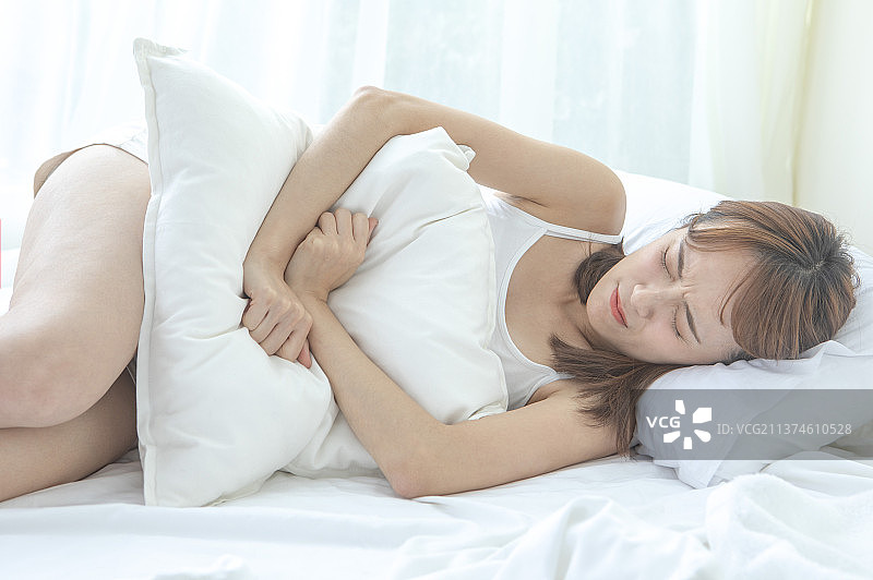 肚子痛的女性图片素材