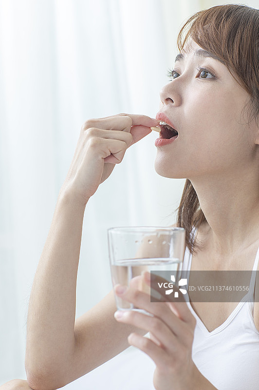 准备吃药的女性图片素材