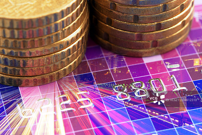 银行卡上的硬币图片素材