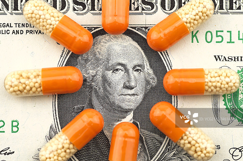 药价概念,药品和美元图片素材