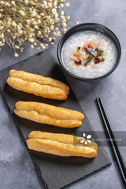 中式早餐油条皮蛋瘦肉粥特写图片素材