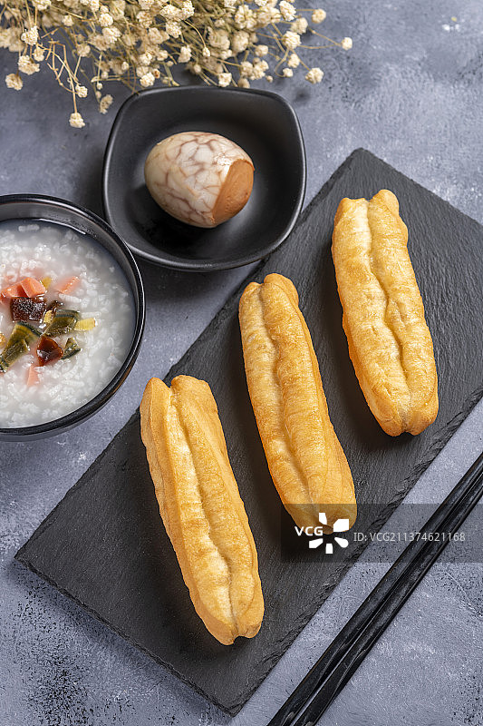 中式早餐油条皮蛋瘦肉粥特写图片素材