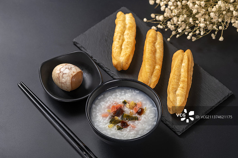 中式早餐油条皮蛋瘦肉粥特写图片素材