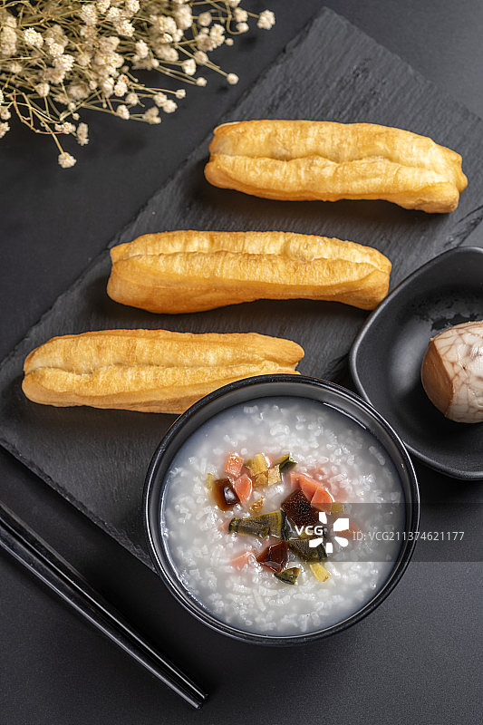 中式早餐油条皮蛋瘦肉粥特写图片素材