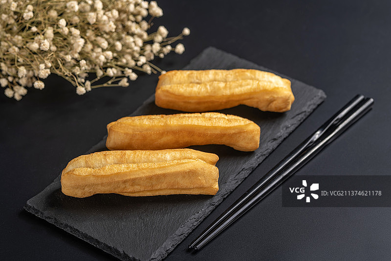 中式早餐油条皮蛋瘦肉粥特写图片素材